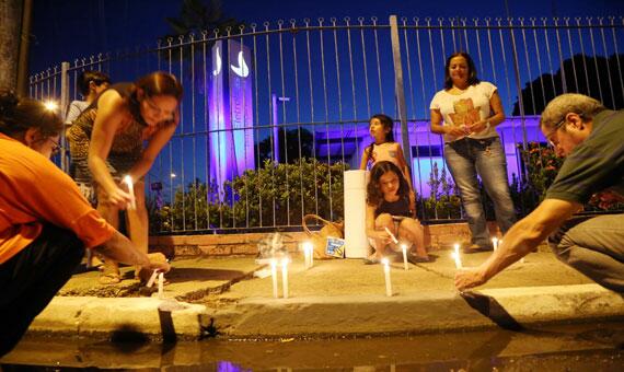 Com cartazes e velas, manifestantes cobram solução para resolver crise energética no Estado (Foto: Antônio Diniz)