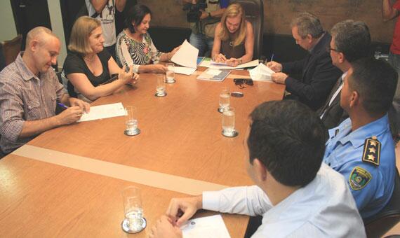 Parceria é formalizada entre as autoridades para a criação da Patrulha Maria da Penha (Foto: Diane Sampaio)
