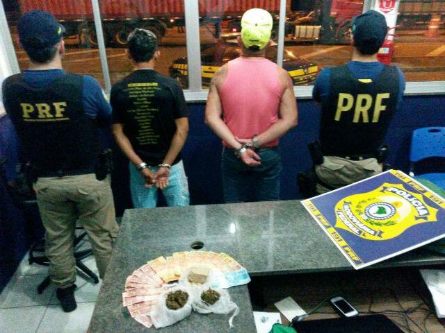 Suspeitos foram abordados durante fiscalização de rotina da PRF (Foto: Divulgação/PRF)