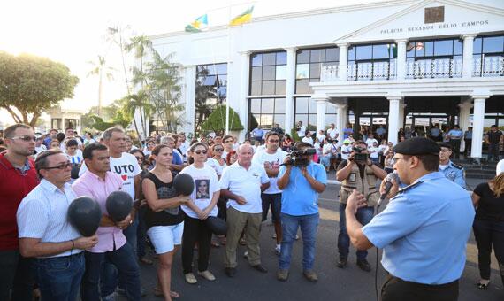 Comandante da PM, coronel Dagoberto Gonçalves, foi à manifestação e prometeu agir com rigor (Foto: Antonio Diniz)