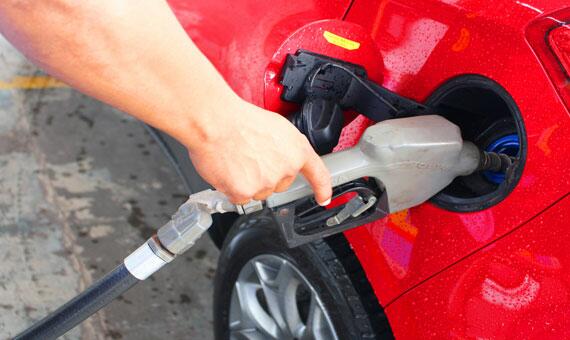 Consumidor nem chega a perceber quando o reajuste é repassado na bomba (Foto: Arquivo/Folha)