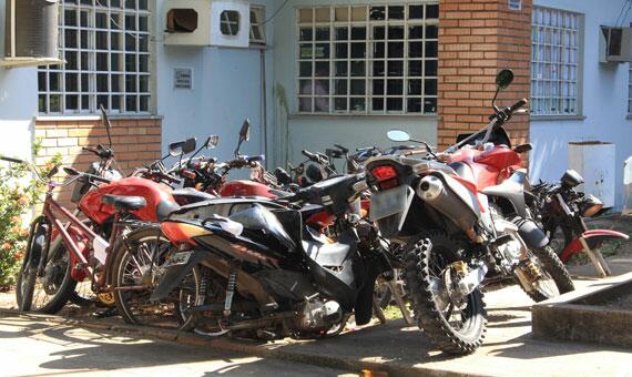 Algumas motos recuperadas pela polícia nunca foram reivindicadas pelos seus donos (Foto: Diane Sampaio)