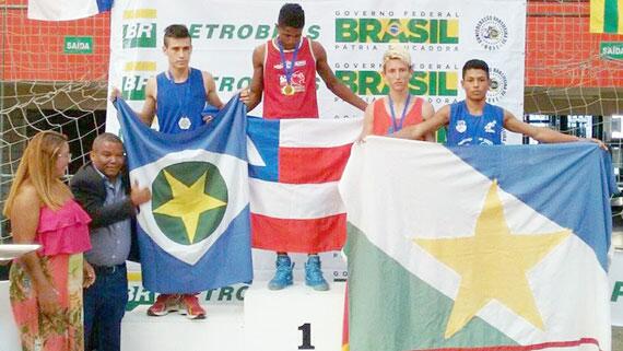 O pugilista do Cantá, Thiago da Silva Timóteo, exibe a bandeira de Roraima no pódio da categoria galo (Foto: Divulgação)