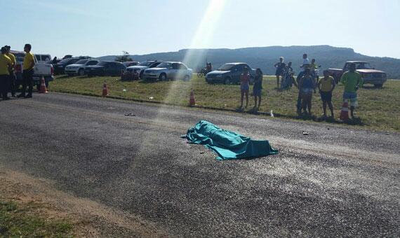 Motos colidiram de frente e uma terceira passou por cima da cabeça do motociclista que havia caído na colisão (Foto: Daniela Meller)