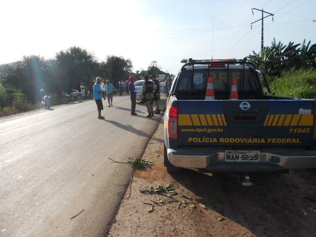 Ação da PRF durante bloqueio (Foto: Divulgação/PRF)