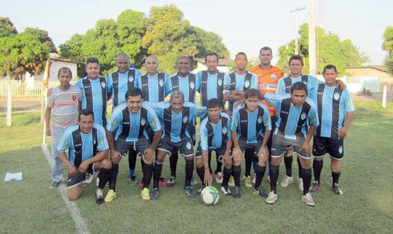 Os jogadores do Grêmio perfilados em duelo do Peladão de Veteranos (Foto: Divulgação)