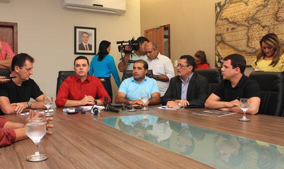 Na coletiva, parlamentares afirmaram que retomada das obras do Linhão de Tucuruí será o tema principal (Foto: Diane Sampaio)