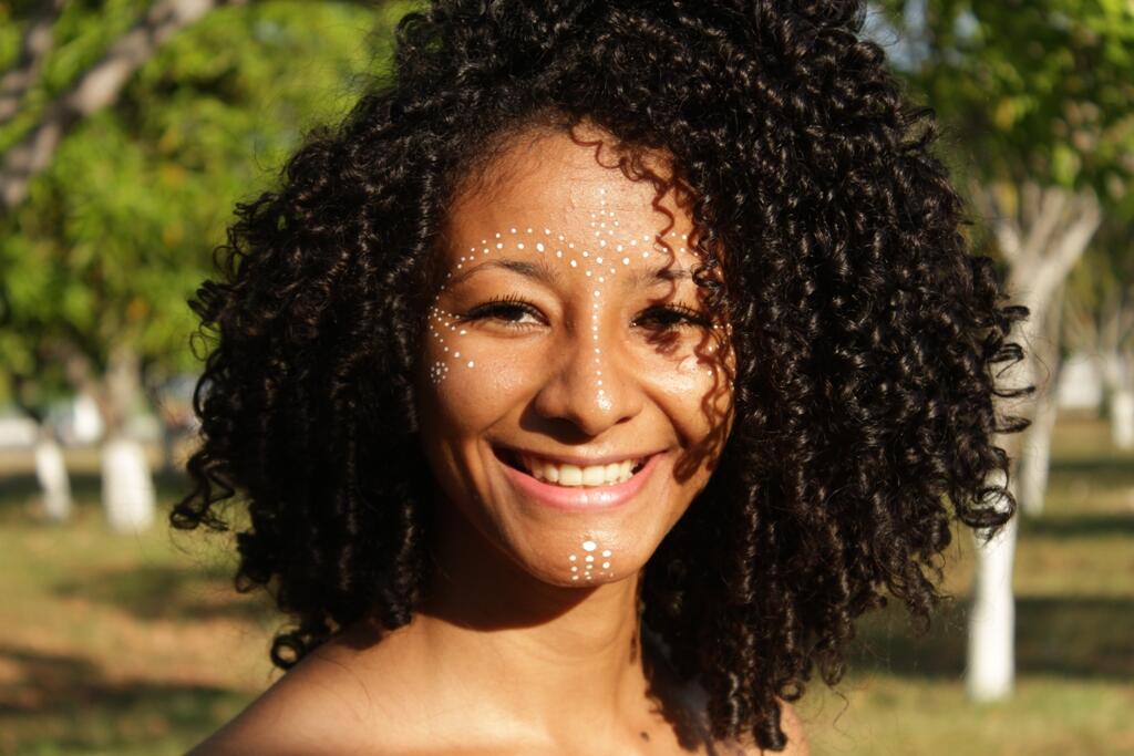 Projeto fotográfico conta com 10 fotografias feitas ao ar livre e busca dar representatividade às mulheres negras (Foto: Nara Michelly)