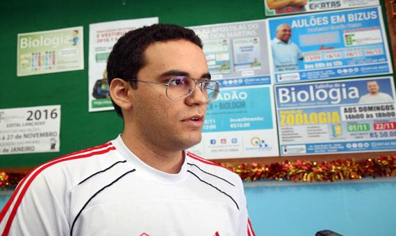 Jovem Dominique Castro estuda 16 horas por dia e gasta R$ 500,00 em mensalidades de cursinhos (Foto: Antônio Diniz)