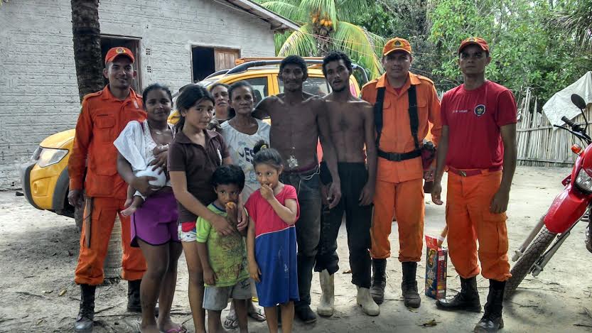 Manoel de Jesus e Ezequias da Silva quando chegaram em casa depois de duas semanas perdidos na mata (Foto: Divulgação/Bombeiros)