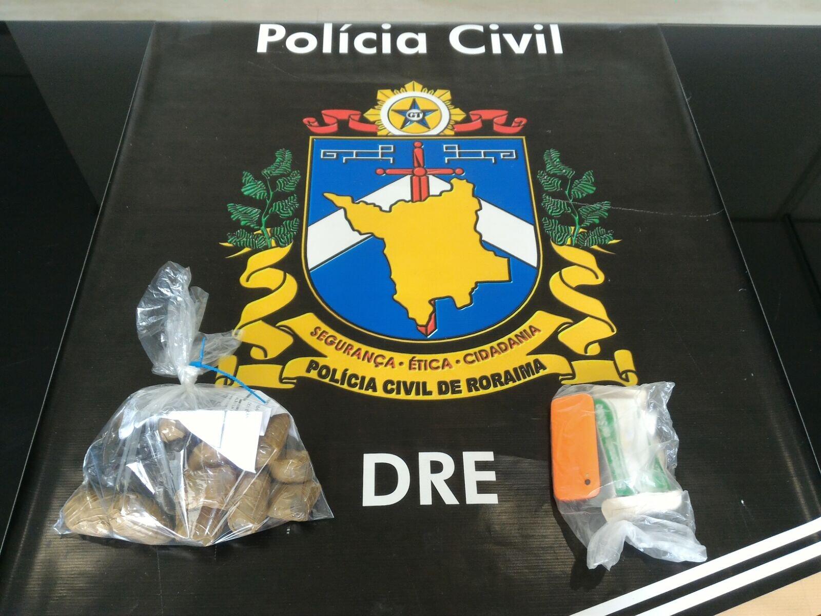 No quintal da casa foi encontrada quase 1kg de cocaína, parte já embalada para venda e outra ainda em forma de pasta base