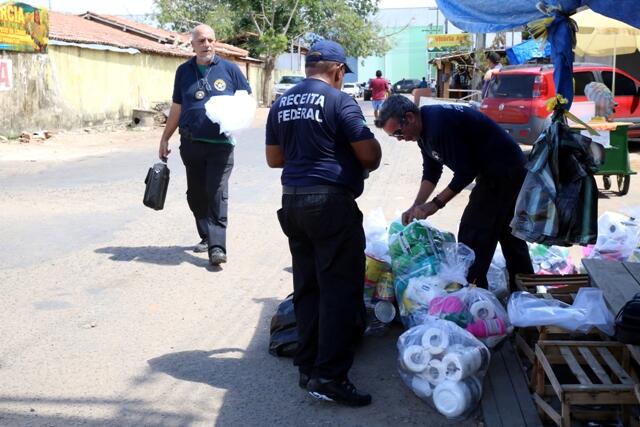 Materiais foram recolhidos em uma caminhonete da Receita Federal (Foto: Antônio Diniz)