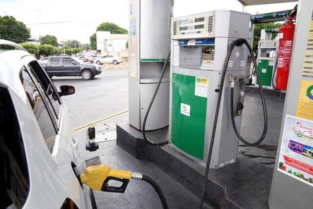 Além de estar convivendo com os constantes aumentos no preço da gasolina, os clientes agora também são alvos dos assaltantes de postos (Foto: Antônio Diniz)