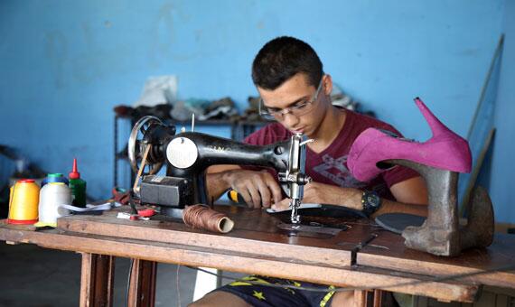 Recuperar um sapato é um trabalho artesanal e que resiste ao tempo do descartável (Foto: Antônio Diniz)