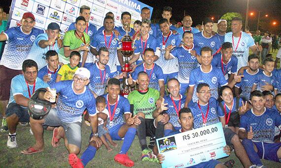 Os Badalados festejam o título do Peladão da Lifajc, no campo do Careca (Foto: Lucas Luckezie)