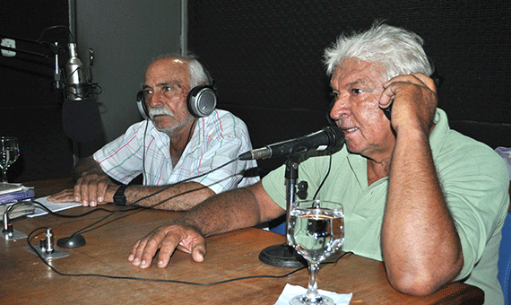 Produtores Ailton Cabral e Raimundo Curica afirmam aguardar até hoje por títulos de posse (Foto: Samara Cordeiro)