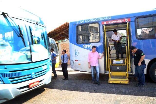 Ipem fiscaliza ônibus (Foto: Antônio Diniz)