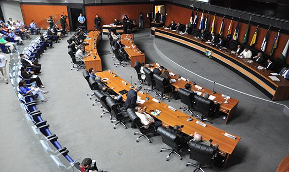 Deputados vão apreciar relatório que aponta supostas irregularidades na Sesau (Foto: Arquivo/Folha)