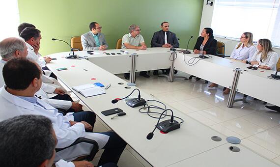 Representantes de órgãos e entidades discutem saídas para melhorar a estrutura do IML (Foto: Diane Sampaio)