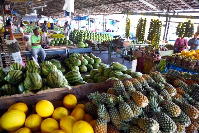 A melancia por exemplo está 50% mais cara. Já o limão saiu de R$ 25 a saca para R$ 100 (Foto: Antônio Diniz)
