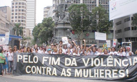 Passeata pede o fim da violência contra a mulher (Fotos: Internet)
