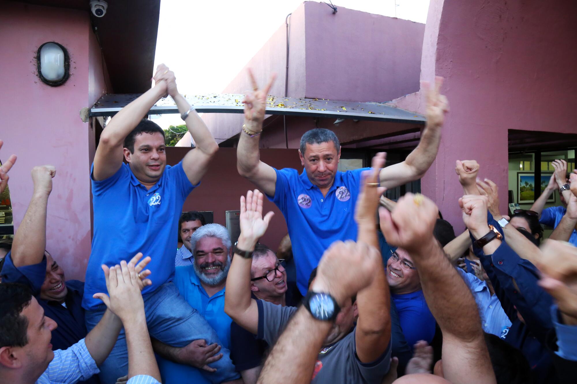 Os advogados Rodolpho Morais e Ednaldo Vidal ao comemorarem a vitória para a presidência da OAB (Foto: Antonio Diniz)