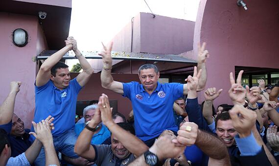 Ovacionados por advogados que acompanharam a eleição, Rodolpho Morais e Edinaldo Vidal obtiveram 568 votos (Foto: Antônio Diniz)