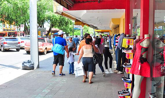 Orientação ao consumidor é que tenha cautela na hora de ir às compras (Foto: Arquivo/Folha)