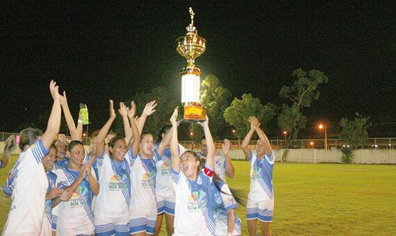 Jogadoras do São Raimundo erguem o troféu de campeão roraimense de futebol feminino, neste domingo, no estádio Ribeirão (Foto: Lucas Luckezie)