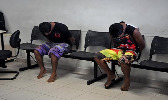 Gelison Cordeiro, de 26 anos, e Francisco dos Santos, de 23, prestaram depoimento no 5º DP e foram conduzidos à Cadeia Pública (Foto: Samara Cordeiro)