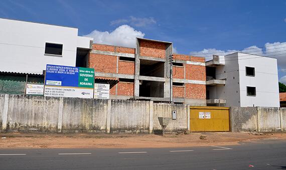 Obra de prédio que abrigará estrutura administrativa da Uerr ainda não tem data para conclusão (Foto: Samara Cordeiro)