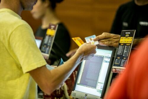 De acordo com a nova lei, os ingressos disponíveis para venda pela internet também devem ter sua cota reservada à meia-entrada