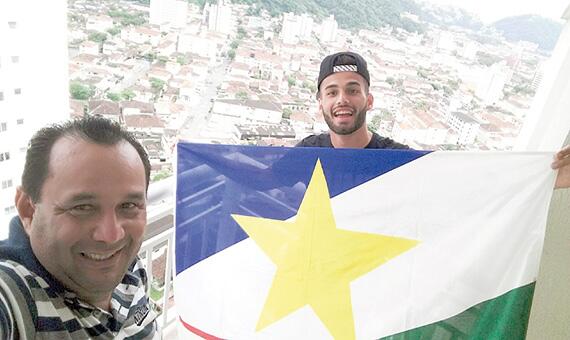 Pai de Thiago Maia, Joel de Jesus Alencar faz selfie com o filho (Foto: Divulgação) Pai de Thiago Maia, Joel de Jesus Alencar faz selfie com o filho (Foto: Divulgação)