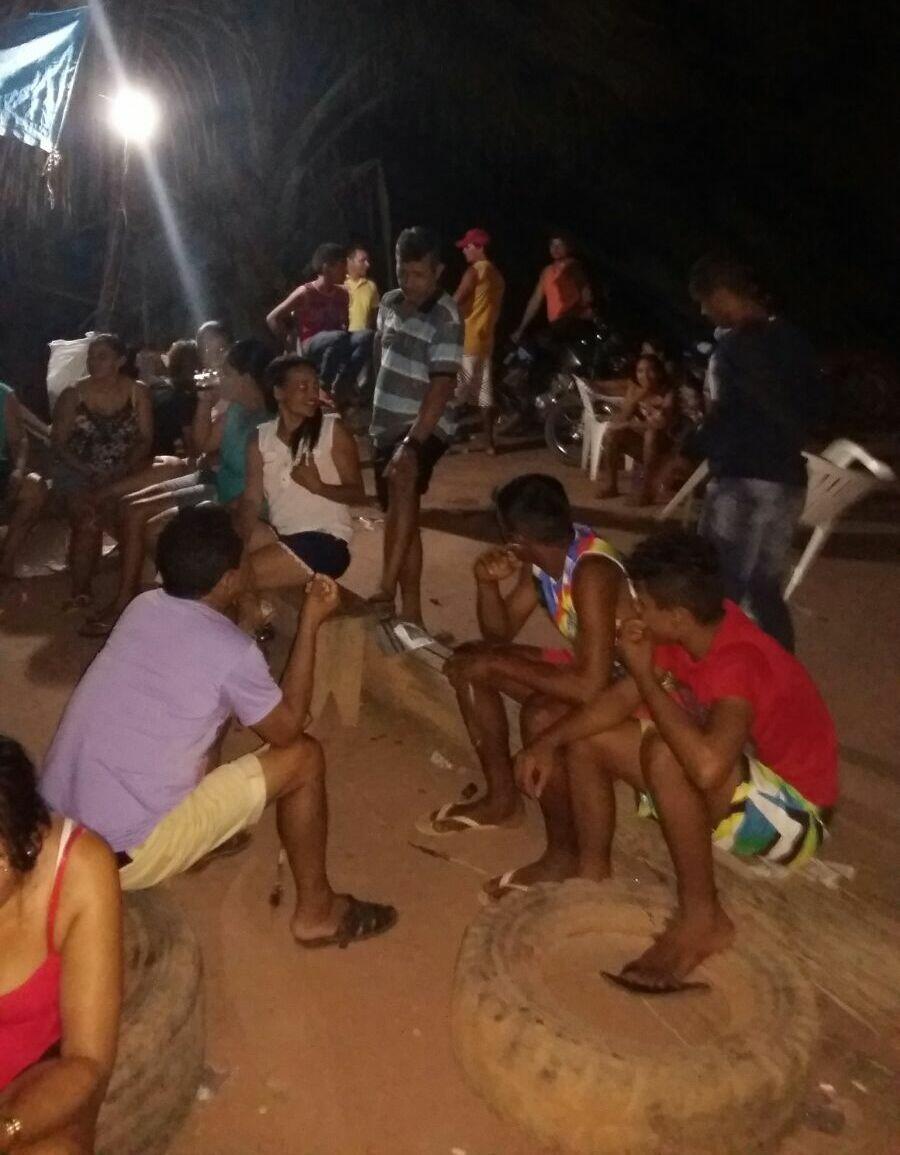 Moradores permaneceram no bloqueio durante a noite (Foto: Divulgação)