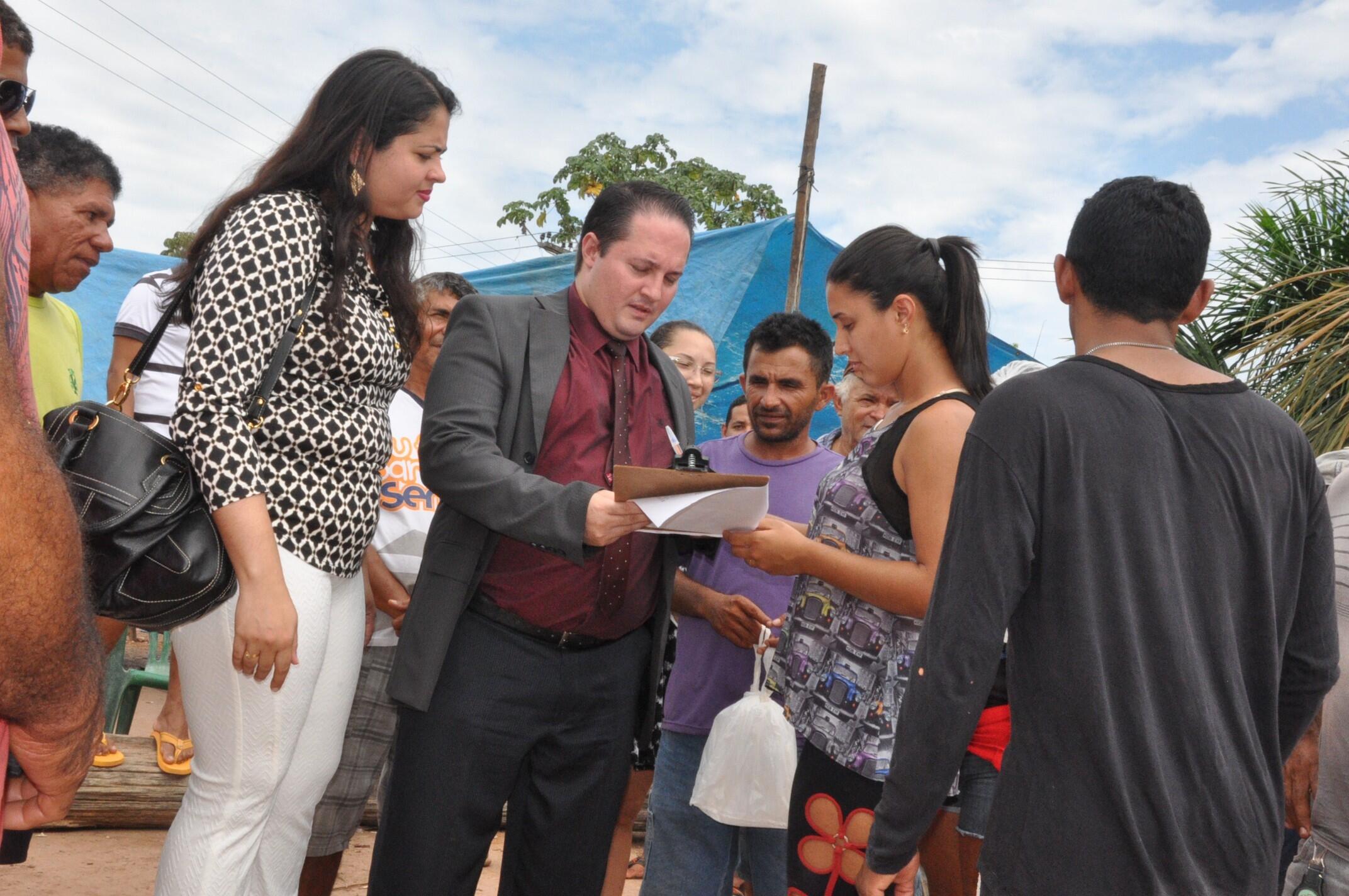 Promotor e defensora conversam com os manifestantes no local onde está o bloqueio na BR (Foto: Divulgação)