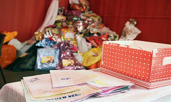 Campanha tem como principal objetivo responder às cartas das crianças que escreveram para o Papai Noel (Foto: Antônio Diniz)