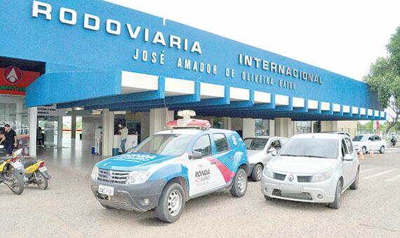 Polícia Militar foi acionada para fazer a apreensão da droga na Rodoviária Internacional de Boa Vista (Foto: Rodrigo Sales)