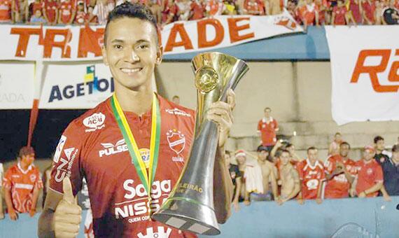 O atacante Vanilson exibe o troféu do título da Série C do Campeonato Brasileiro de 2015 (Foto: Divulgação)