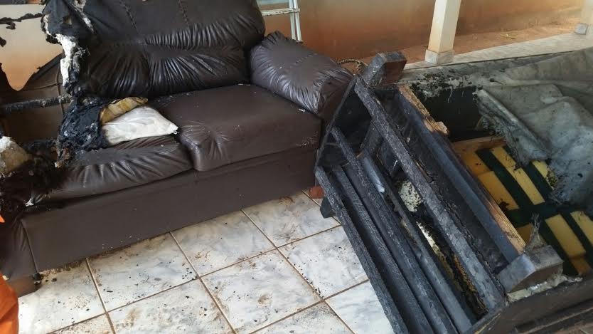 O fogo não se alastrou para os demais cômodos, destruindo parte dos móveis da sala (Foto: João Barros)