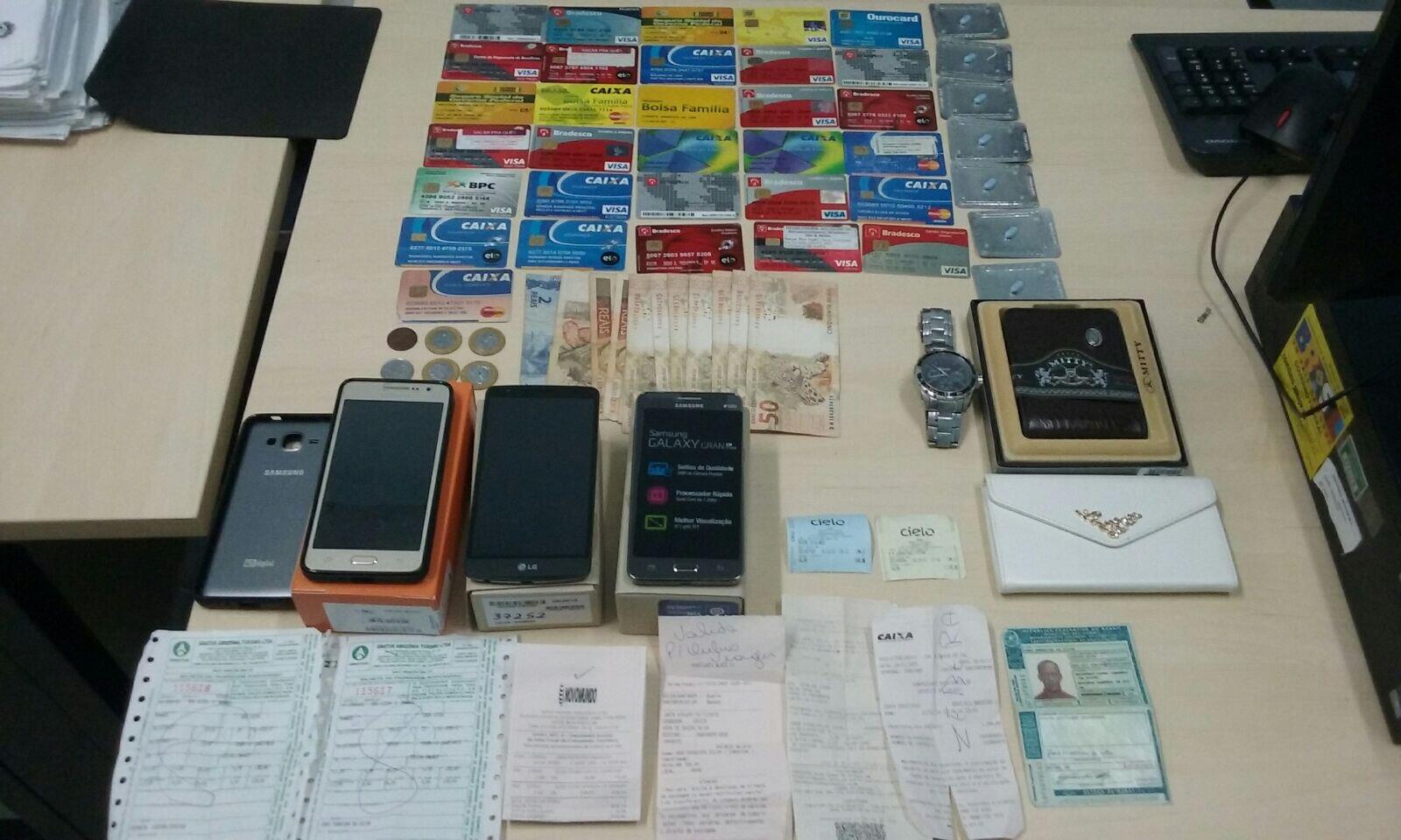 Com João Ferreira a polícia apreendeu cartões de bancos e celulares, alguns novos comprados com cartão das vítimas (Foto: Divulgação)