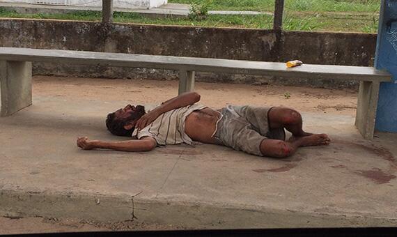 Homem estava ferido e quase inconsciente em uma parada de ônibus (Foto: Ricardo Gomes)