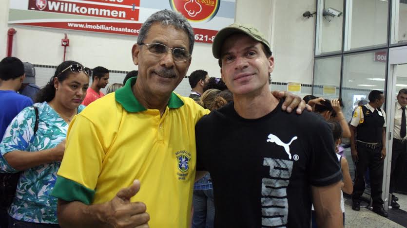 Túlio Maravilha posa para foto com o técnico da seleção brasileira de masters, Antonio Lucas (Foto: Lucas Luckezie)