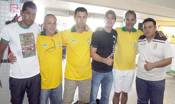 Túlio Maravilha posa para fotos com a organização do evento, em sua chegada a Boa Vista, nesta sexta-feira (Foto: Lucas Luckezie)