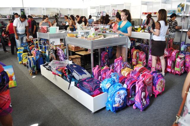 Consumidores participam do Feirão da Papel Jornal (Foto: Samara Cordeiro)