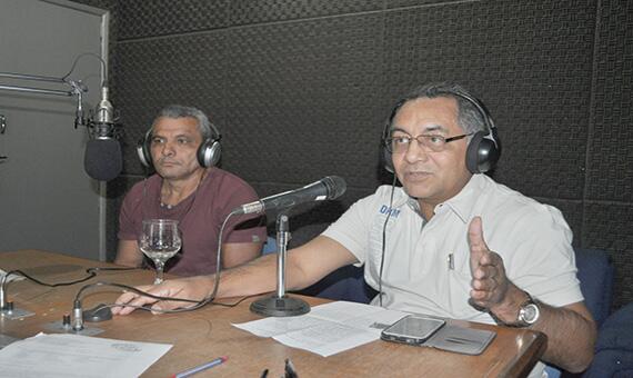 Sindicalistas Gilberto Rosas e Antônio – Pai Careca, do Sindsep-RR, durante o programa Agenda da Semana (Foto: Samara Cordeiro)