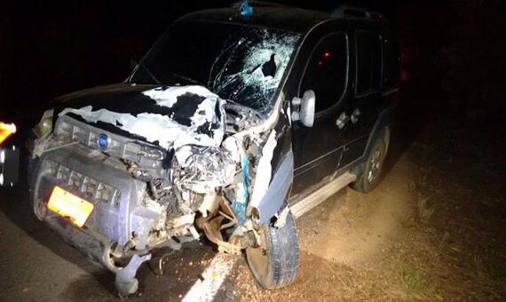 Tanto a motocicleta quanto o carro ficaram muito danificados (Foto: Divulgação)