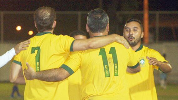 Túlio Maravilha, Jules Rimet e Cacau se abraçam após a seleção master abrir o placar no estádio Ribeirão (Foto: Lucas Luckezie)