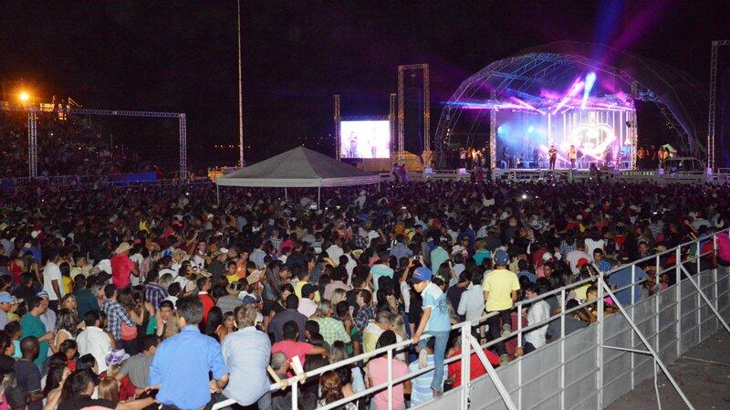 Público durante o show da dupla César Minotti e Fabiano (Foto: Divulgação-Secom)