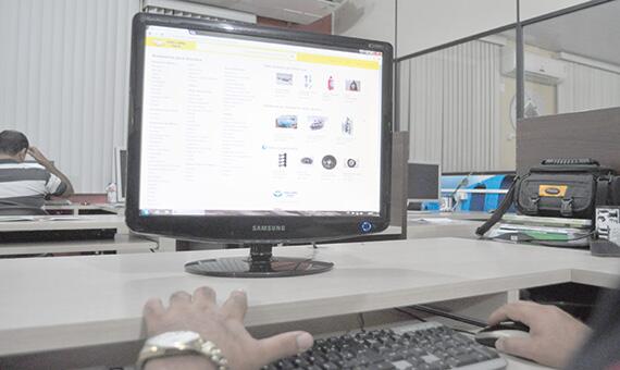 Pesquisar a situação cadastral da empresa, como CNPJ e existência de loja física, ajudam a livrar o consumidor de armadilhas nas internet (Foto: Rodrigo Sales)