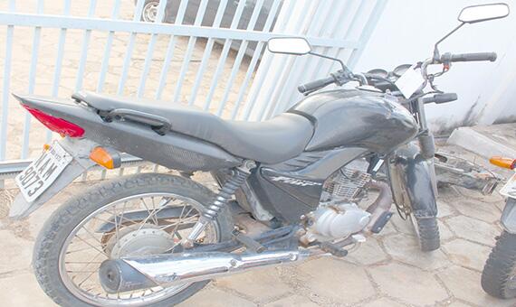 Moto foi recuperada e será restituída ao proprietário, um policial civil (Foto: Diane Sampaio)